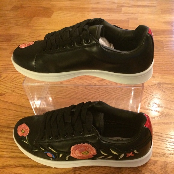 🌺NIB Adorable Cape Robbin Bouquet Sneakers🌺 - Picture 3 of 8